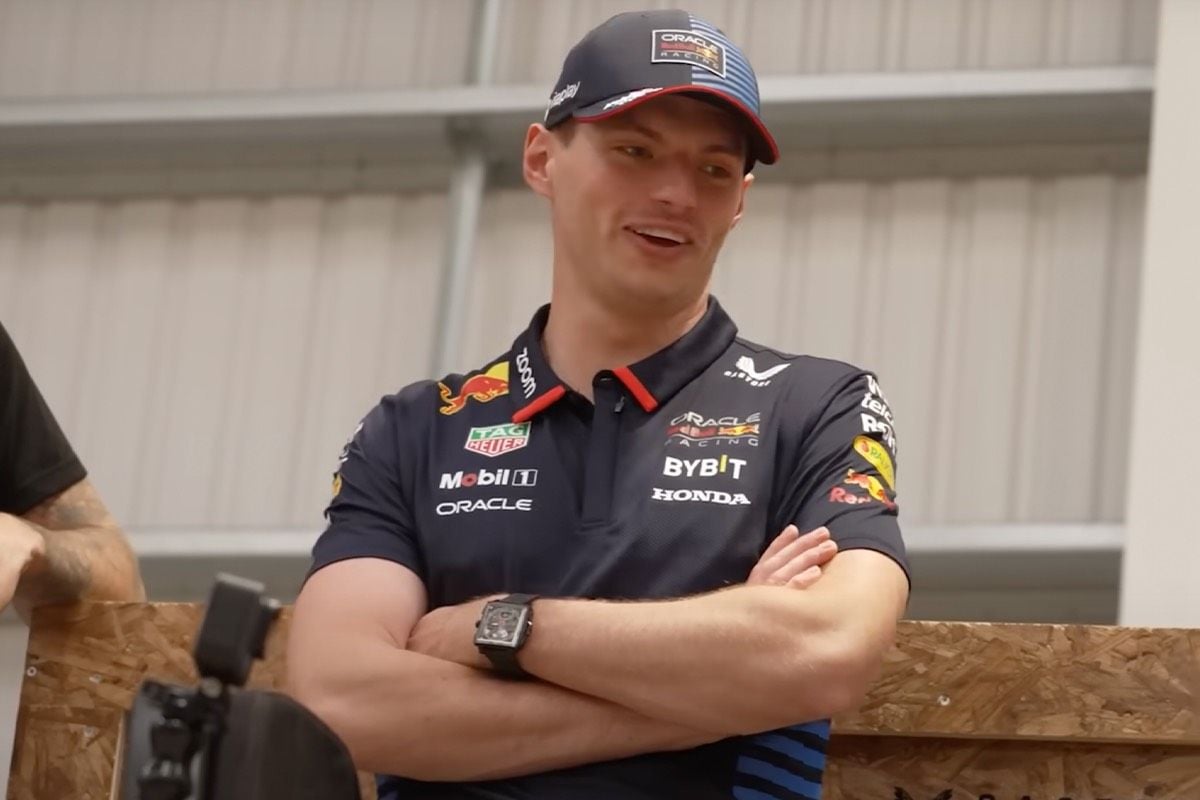 Video: Max Verstappen coacht Brits cricketteam: 'Daar blaas je de motor mee op...'