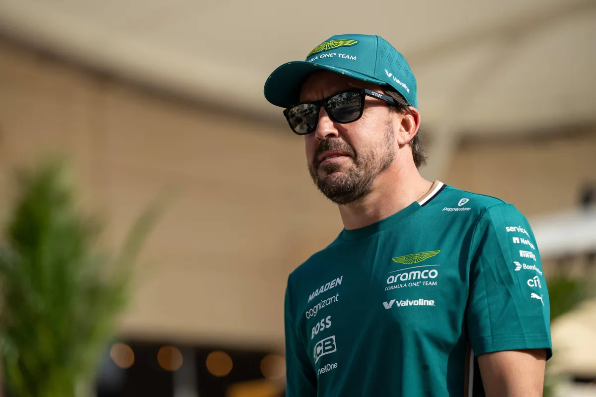 Aston Martin-coureur Fernando Alonso in Bahrein