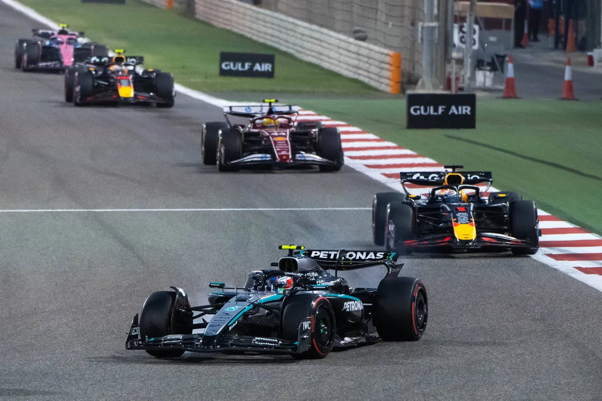 Kimi Antonelli achtervolgd door Max Verstappen en Lewis Hamilton