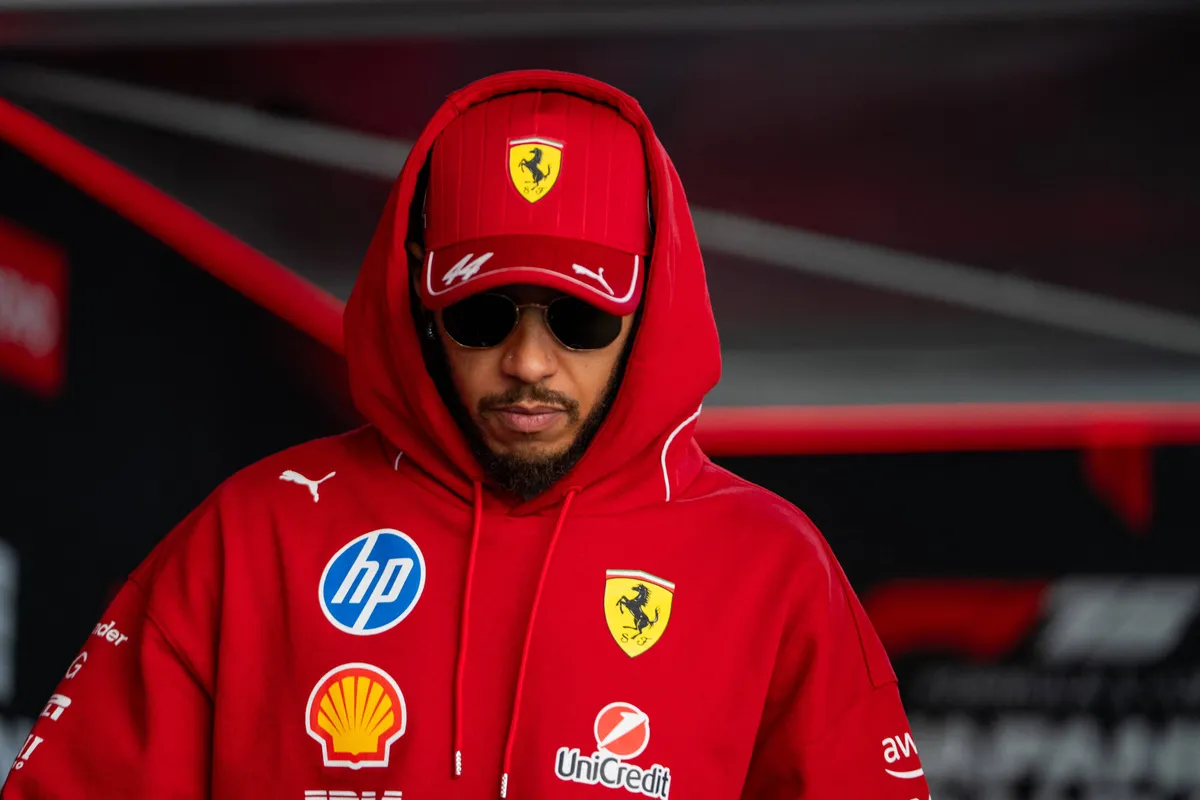 Lewis Hamilton in Ferrari-kleding