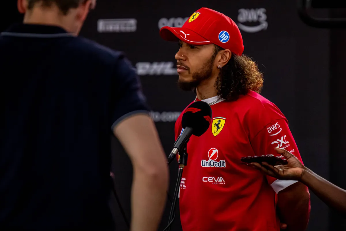 Ferrari-coureur Lewis Hamilton bij de pers in Bahrein