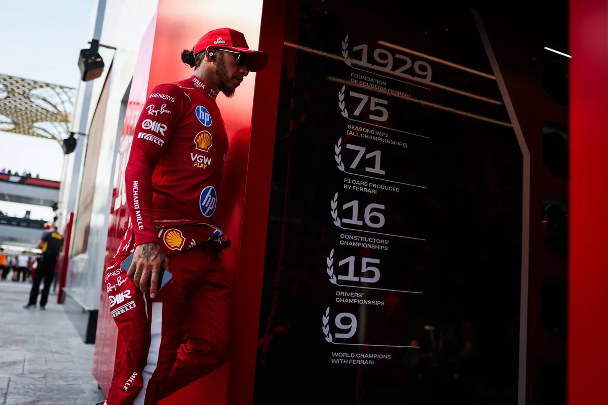 Ferrari-coureur Lewis Hamilton in de F1-paddock