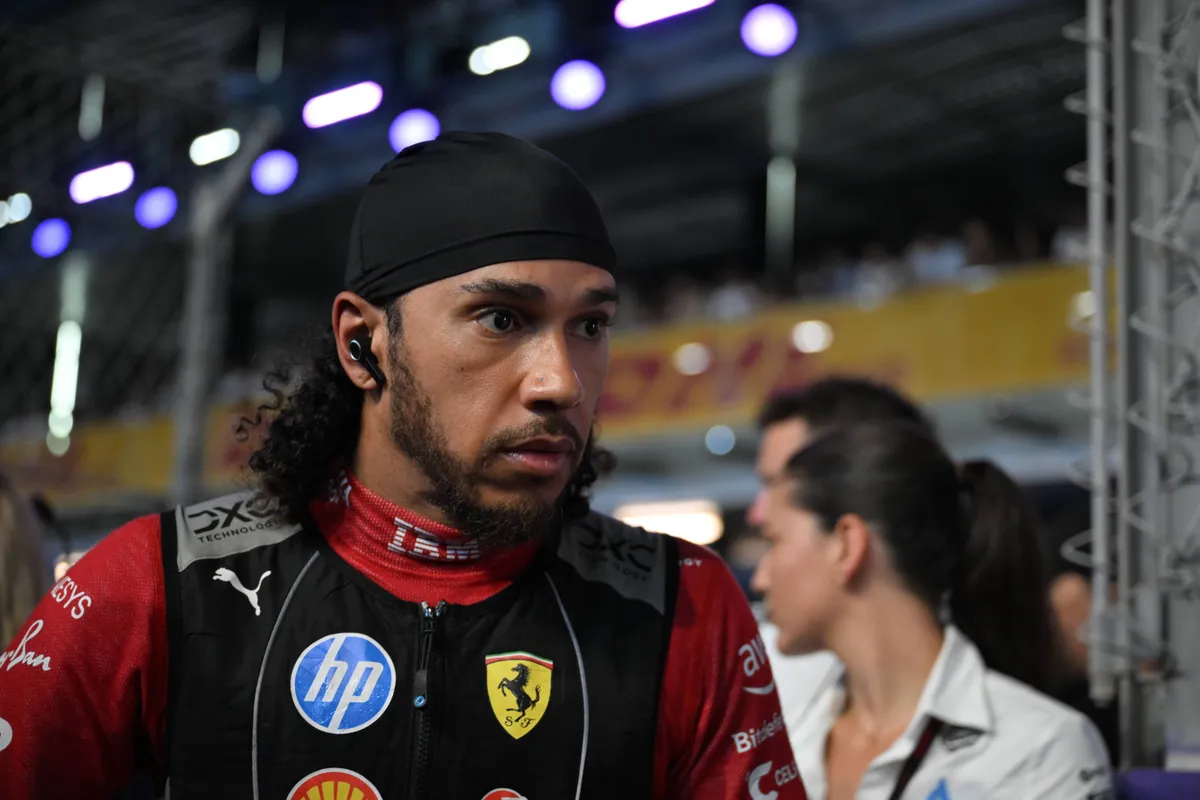 Ferrari-coureur Lewis Hamilton op de grid in Jeddah