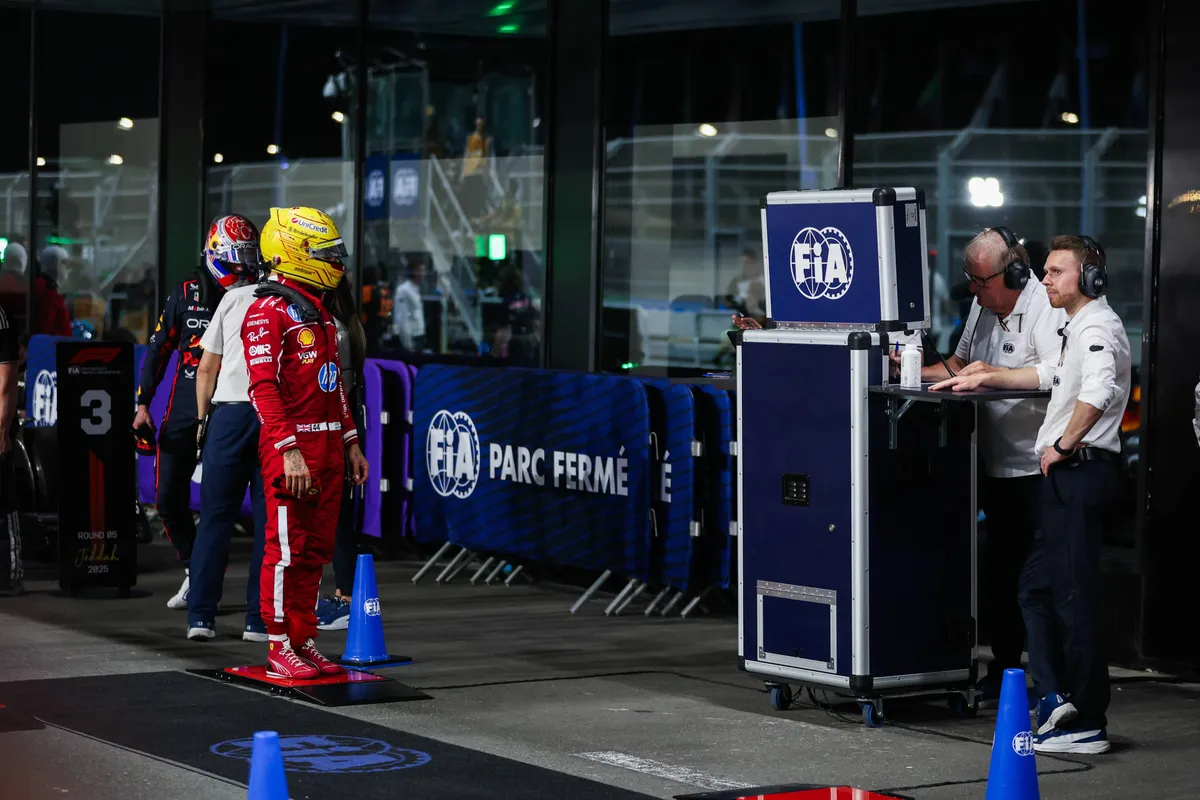 Ferrari-coureur Lewis Hamilton wordt gewogen na de kwalificatie in Saoedi-Arabië