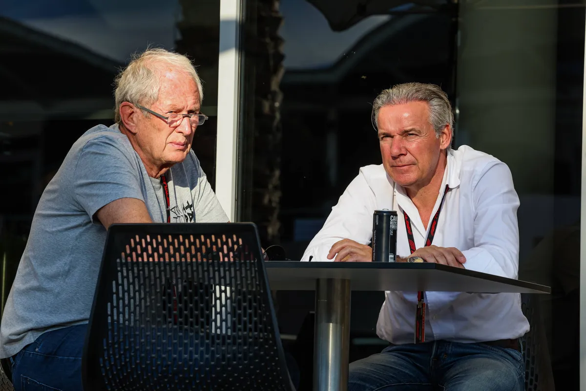 Raymond Vermulen, manager van Max Verstappen en Red Bull-adviseur Helmut Marko in de paddock in Bahrein