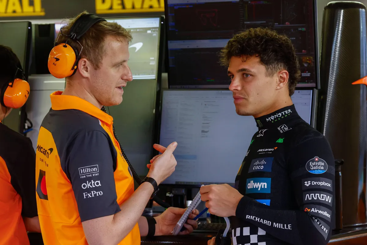 McLaren-coureur Lando Norris met engineer in Bahrein