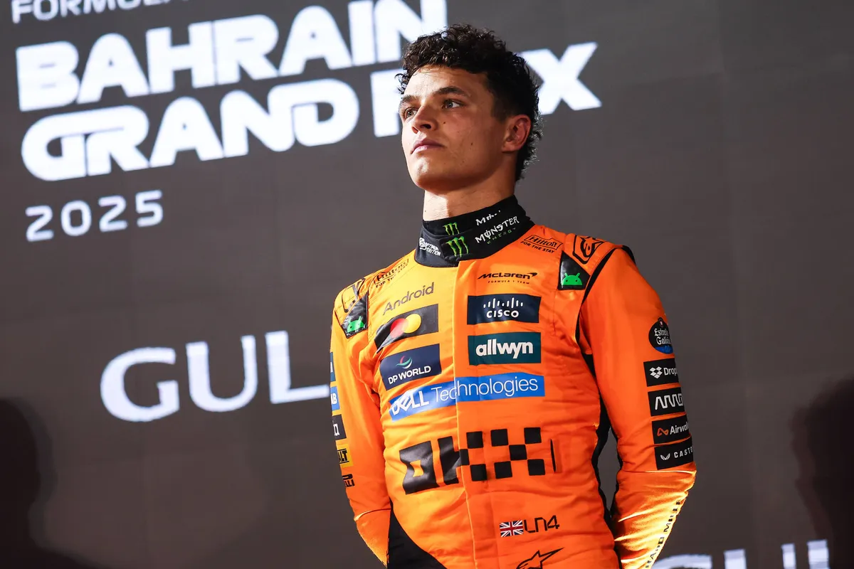 McLaren-coureur Lando Norris op het podium in Bahrein