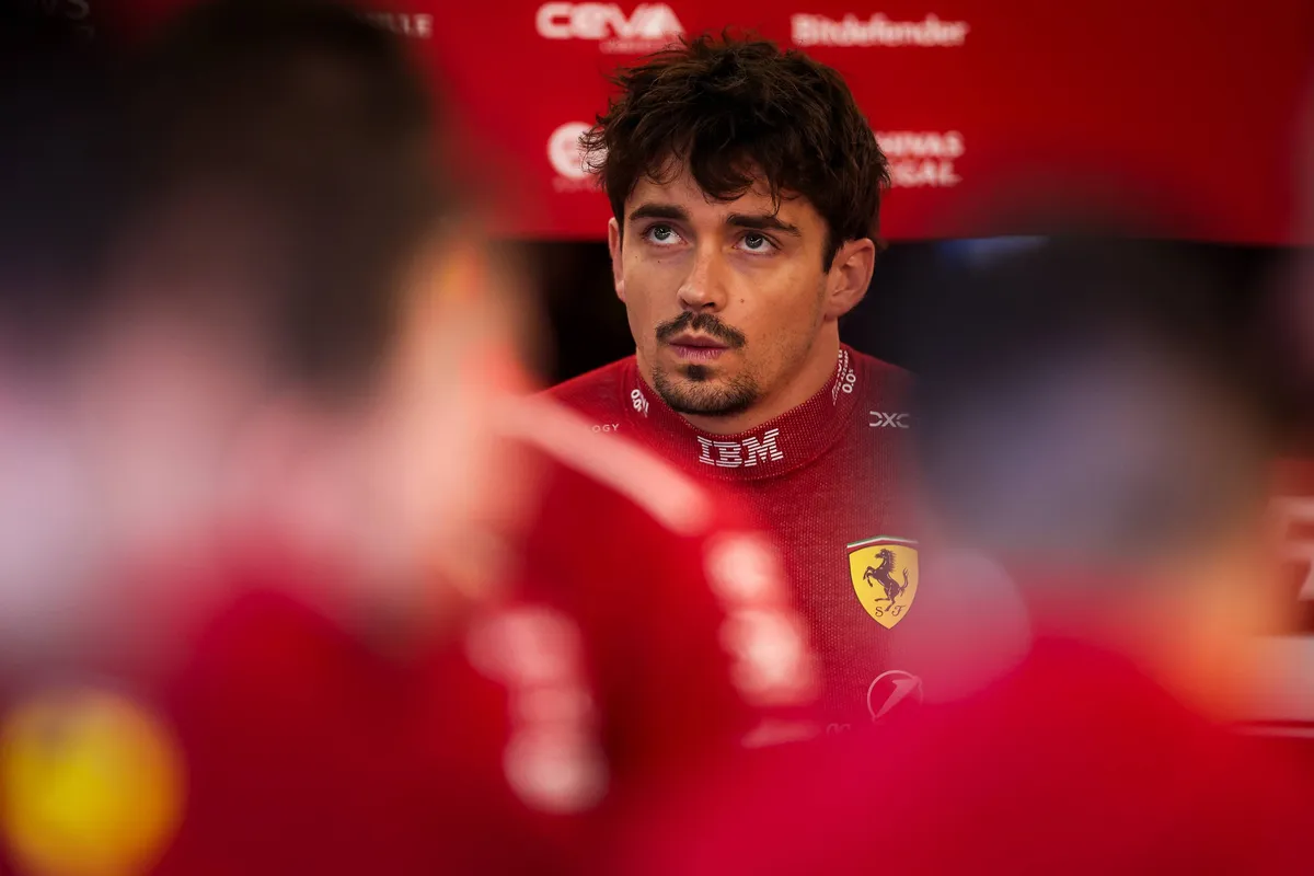 Charles Leclerc in de Ferrari garage