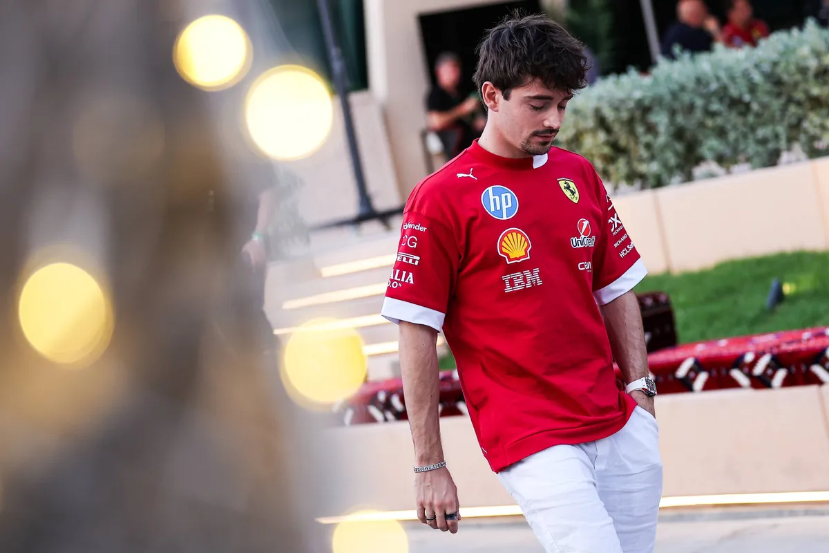 Ferrari-coureur Charles Leclerc in de paddock in Bahrein