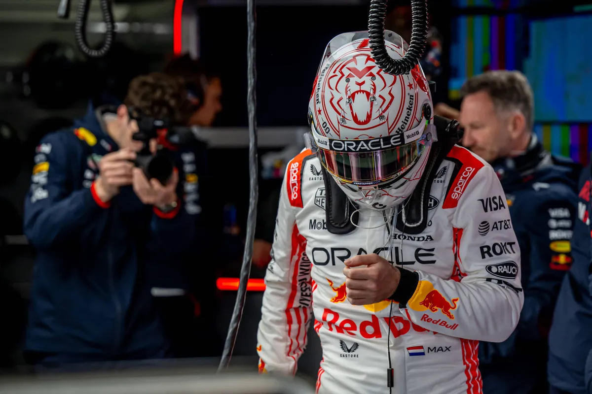 Max Verstappen in de Red Bull garage