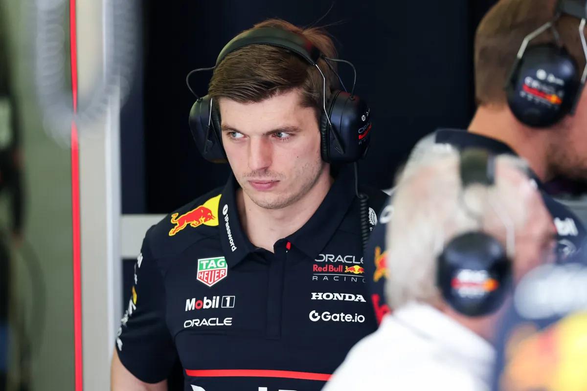 Red Bull-coureur Max Verstappen in de garage in Bahrein