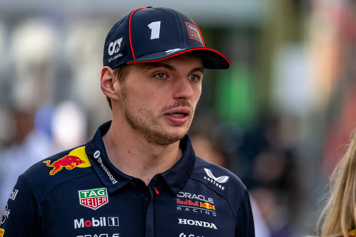 Red Bull-coureur Max Verstappen in de paddock in Saoedi-Arabië