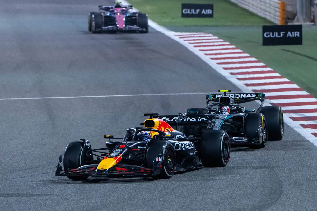Max Verstappen en Kimi Antonelli tijdens de GP van Bahrein