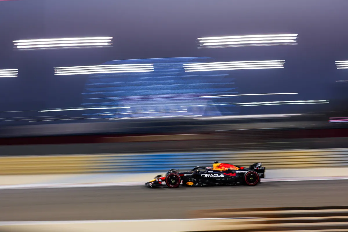 Red Bull-coureur Max Verstappen tijdens VT2 in Bahrein