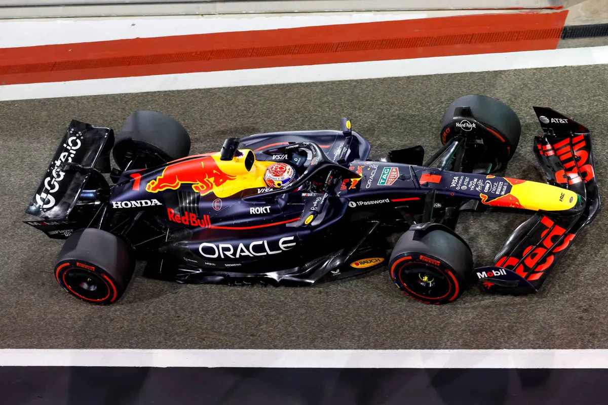 Red Bull-coureur Max Verstappen in de RB21 in Bahrein