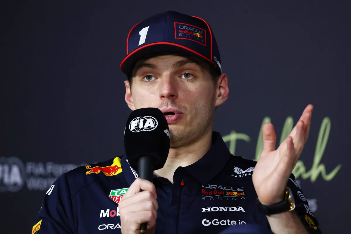 Red Bull-coureur Max Verstappen met FIA-microfoon in Jeddah