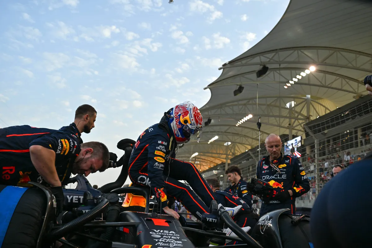 Max Verstappen op de grid met Red Bull-monteurs voor de race in Bahrein