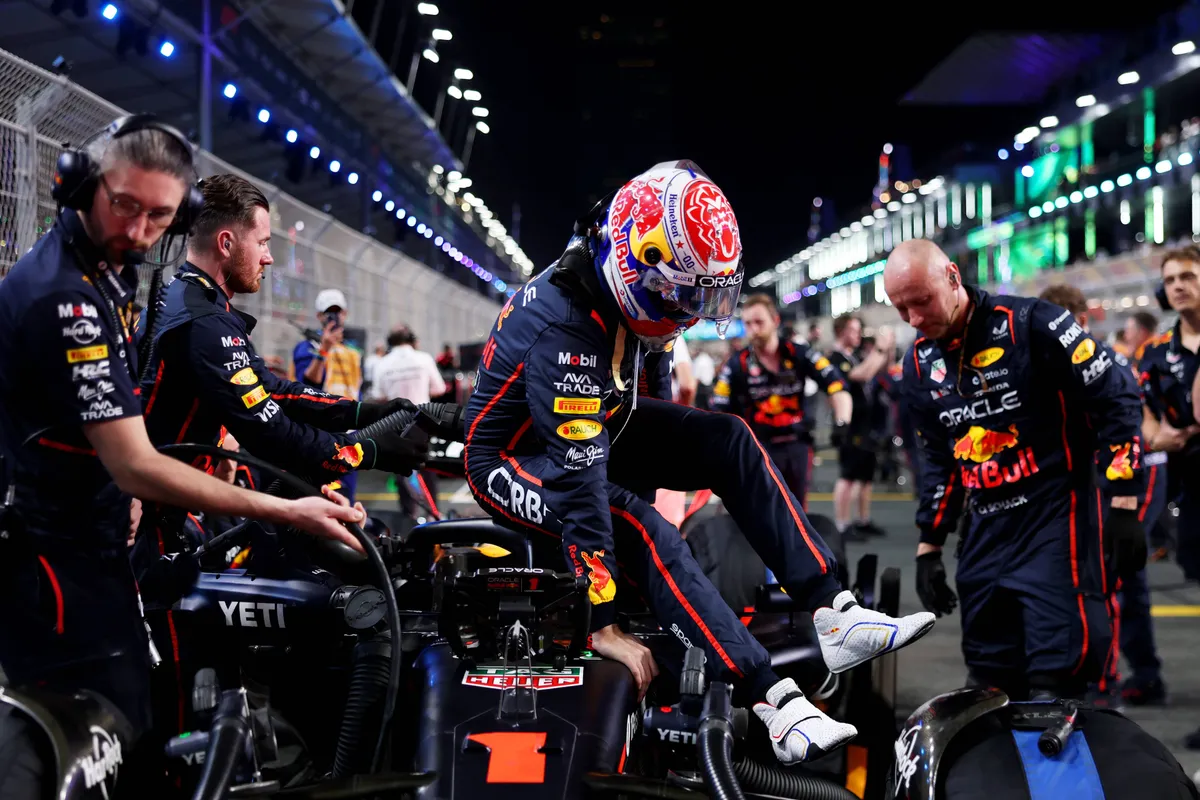 Red Bull-coureur Max Verstappen met zijn monteurs in Jeddah