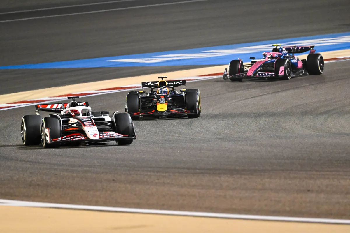Red Bull-coureur Max Verstappen in gevecht met Esteban Ocon en Jack Doohan in Bahrein