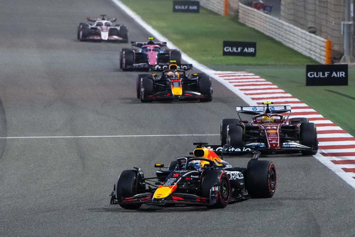Max Verstappen met Lewis Hamilton en Yuki Tsunoda in Bahrein