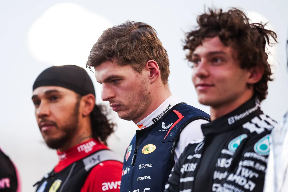 Max Verstappen met Kimi Antonelli en Lewis Hamilton op de grid in Bahrein