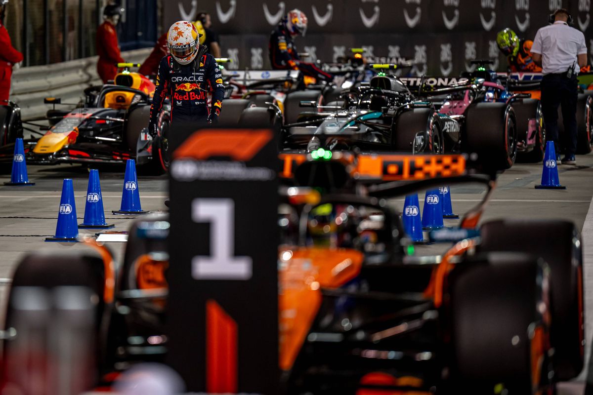 Red Bull-coureur Max Verstappen na de GP van Bahrein, met de McLaren van Oscar Piastri op de voorgrond