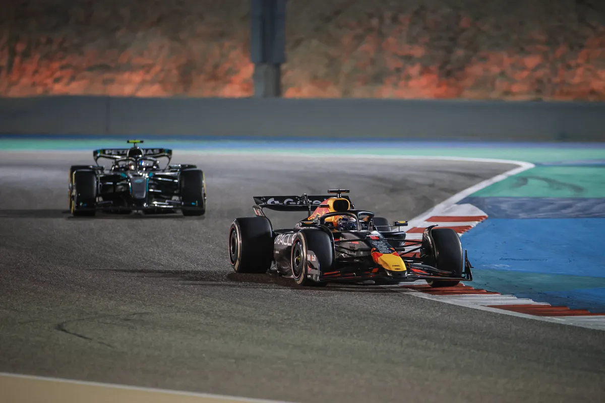 Red Bull-coureur Max Verstappen en Mercedes-coureur Kimi Antonelli in Bahrein