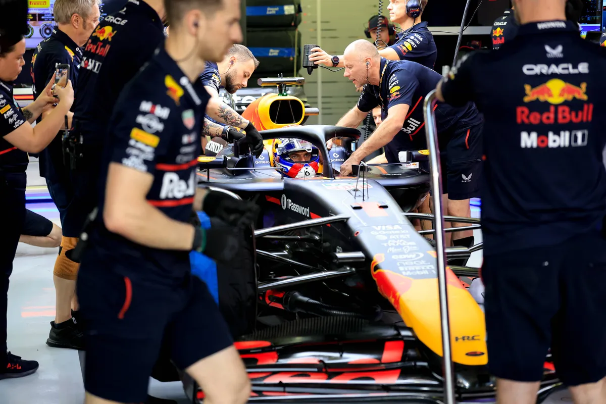 Red Bull-monteurs werken aan de RB21 van Max Verstappen in Bahrein