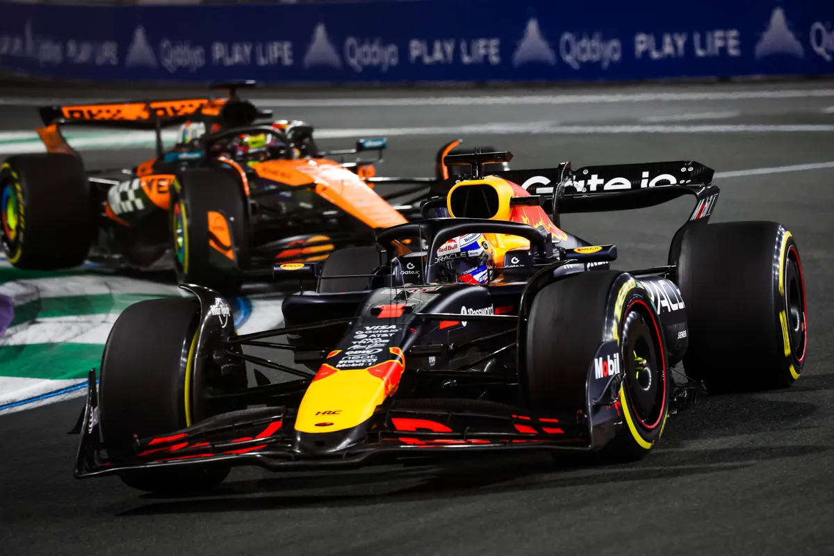 Red Bull-coureur Max Verstappen en McLaren-coureur Oscar Piastri in Jeddah