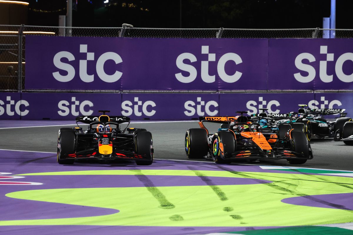 Red Bull-coureur Max Verstappen en McLaren-coureur Oscar Piastri in Jeddah