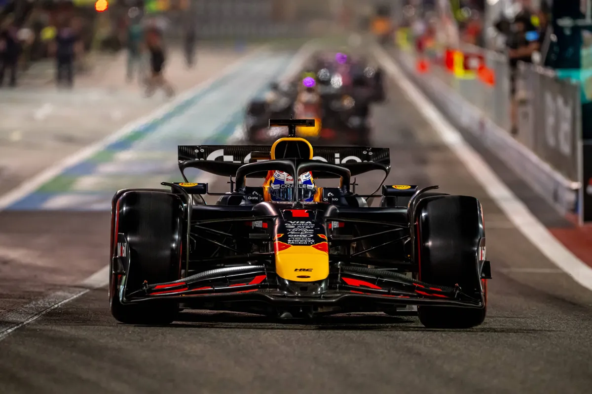 Red Bull-coureur Max Verstappen in de pitstraat in Bahrein