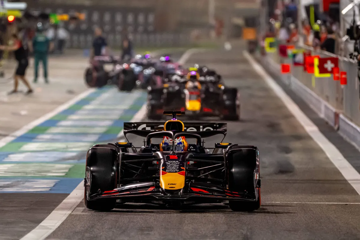 Red Bull-coureur Max Verstappen in de pitstraat in Bahrein