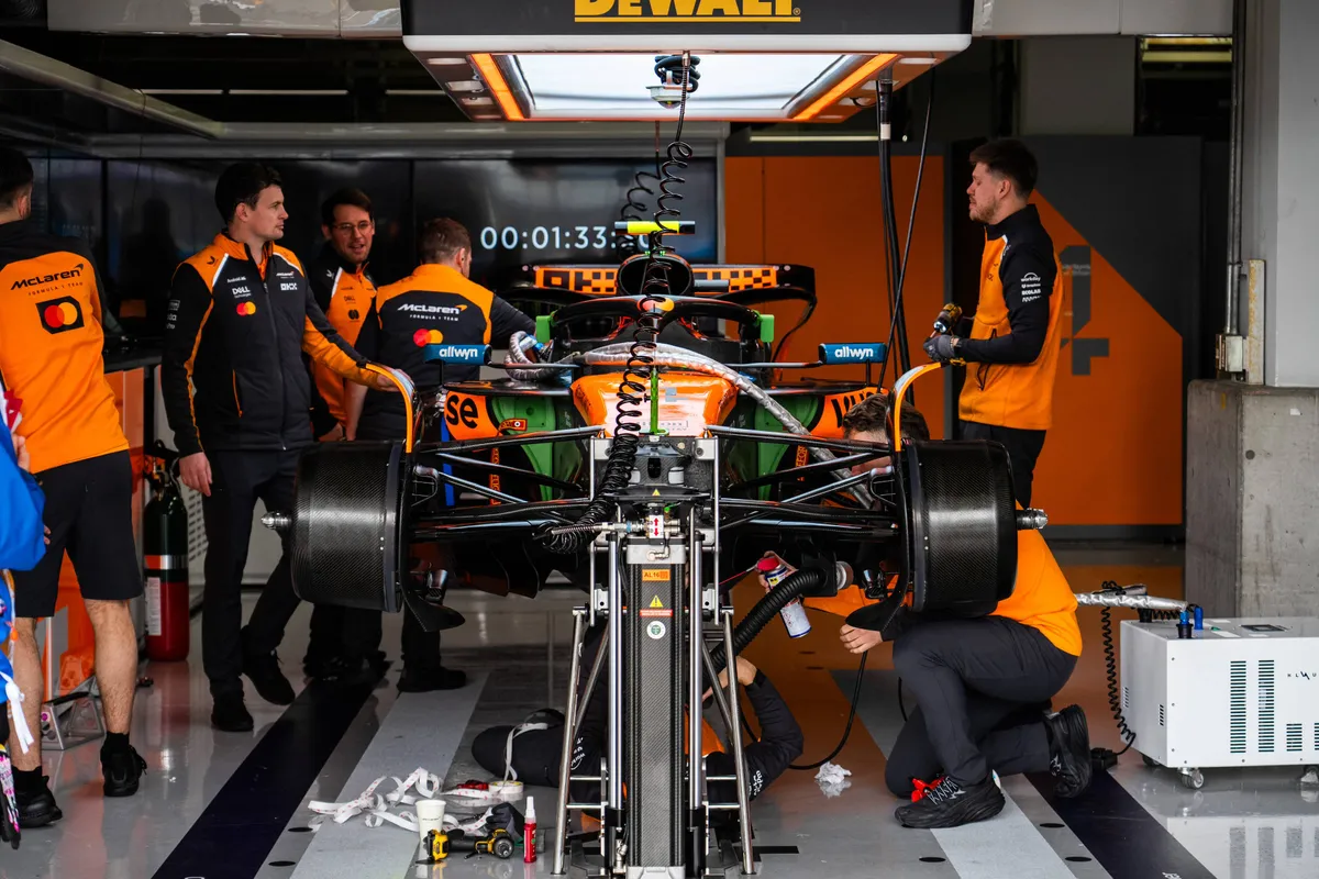 MCL39 van Lando Norris in de garage
