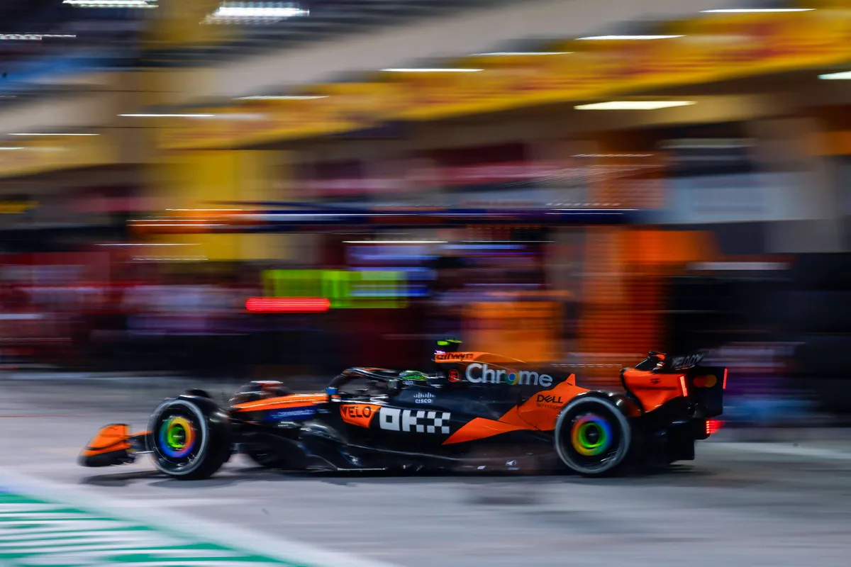 Lando Norris in zijn McLaren MCL39 in de pitstraat in Bahrein