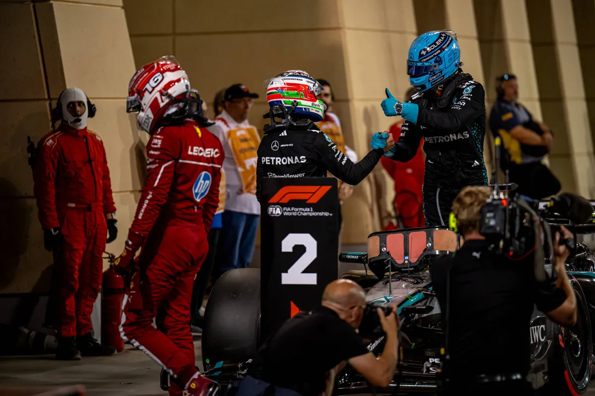 Mercedes-coureurs George Russell en Kimi Antonelli na de kwalificatie in Bahrein