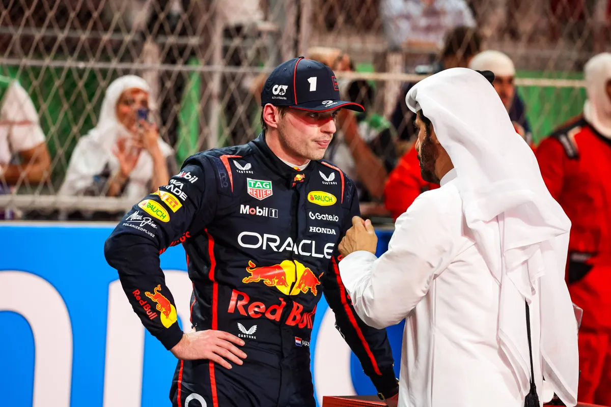 Red Bull-coureur Max Verstappen met FIA-president Mohammed ben Sulayem in Saoedi-Arabië