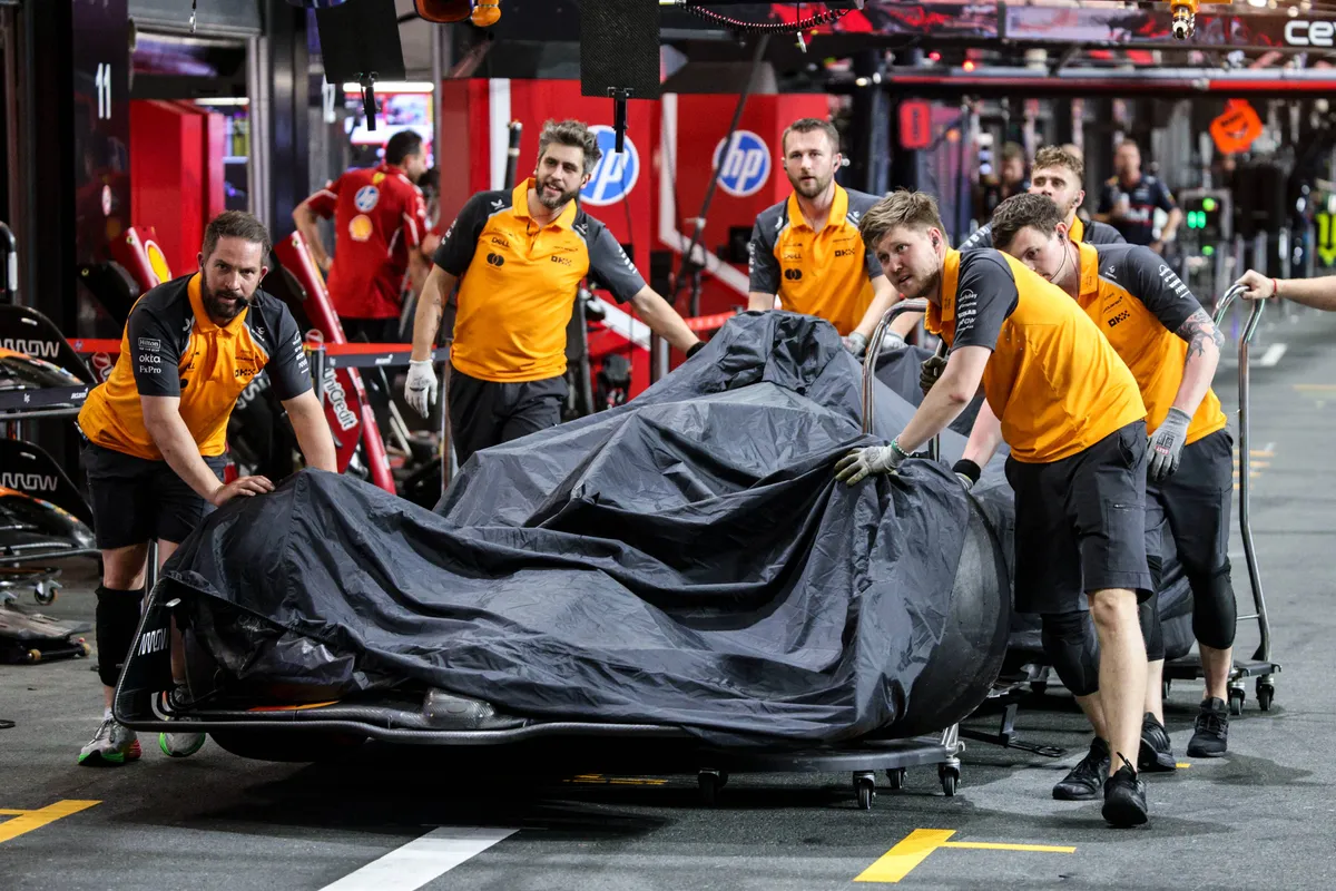 De gestrande auto van Lando Norris geduwd door McLaren-monteurs in Jeddah