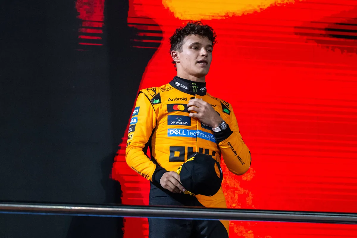 McLaren-coureur Lando Norris op het podium in Bahrein
