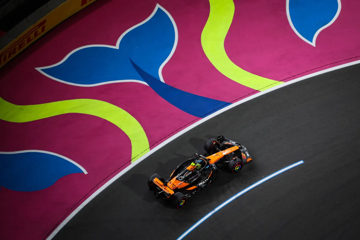 Lando Norris in zijn McLaren MCL39 in Jeddah