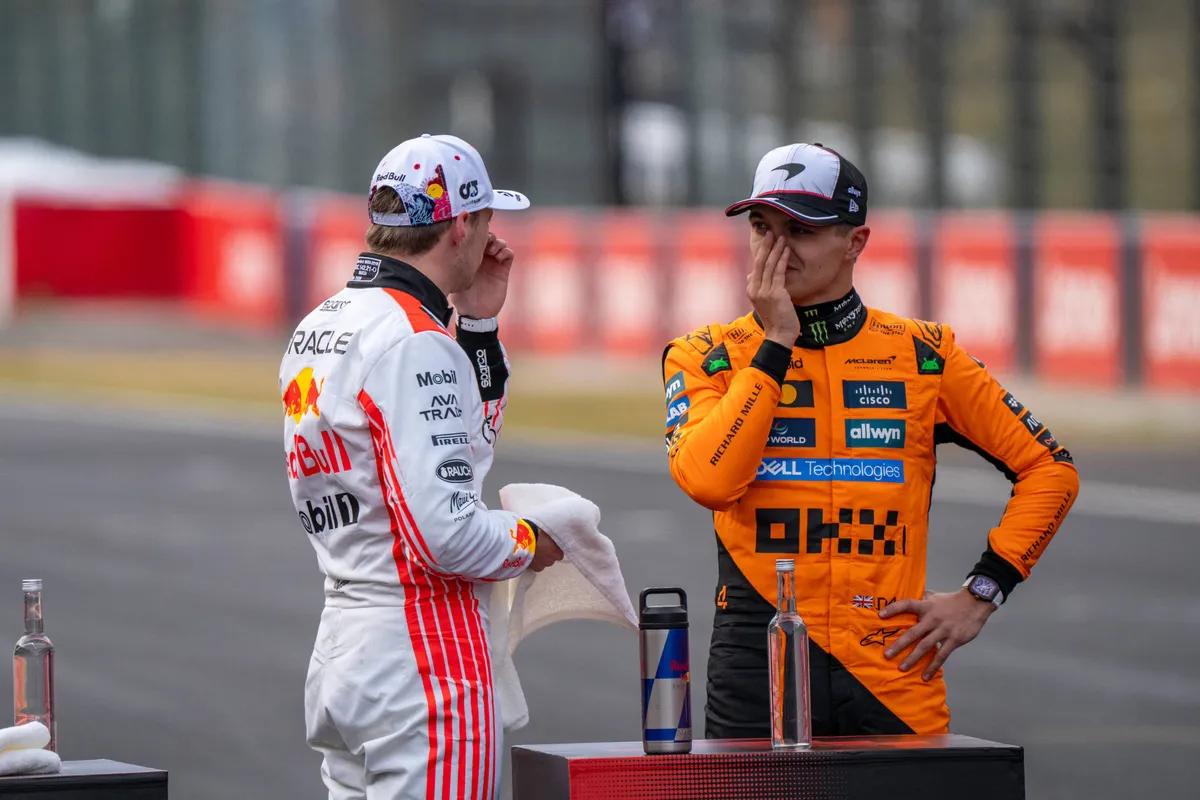 McLaren-coureur Lando Norris met Red Bull-coureur Max Verstappen in Japan