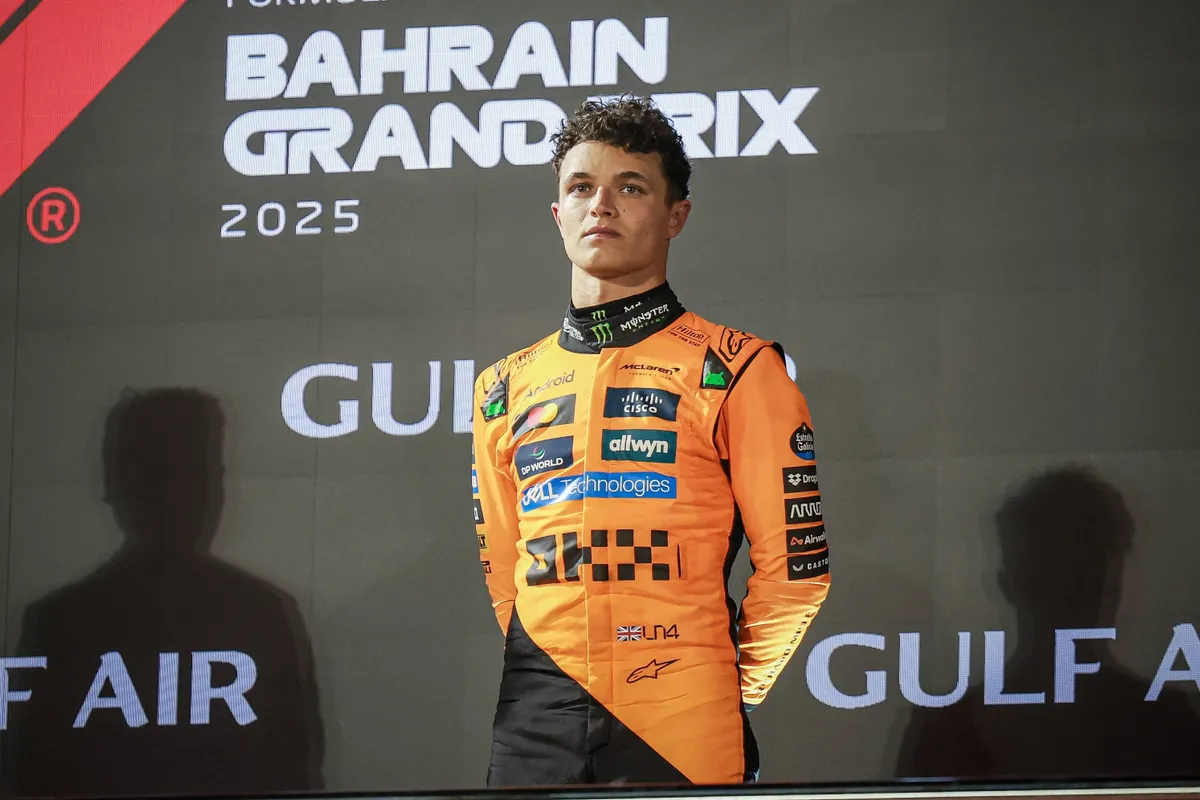 McLaren-coureur Lando Norris op het podium in Bahrein