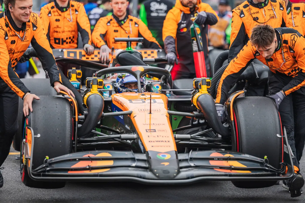 Oscar Piastri met Mclaren-monteurs