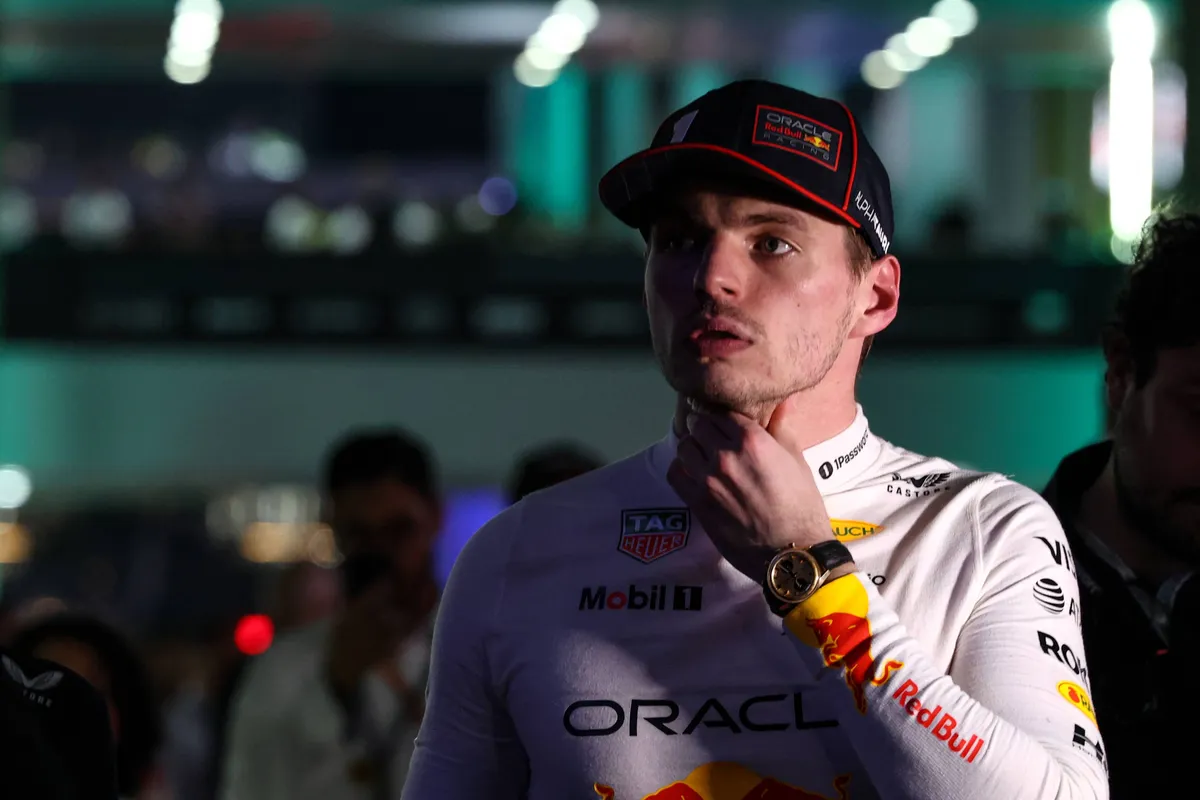 Red Bull-coureur Max Verstappen in de paddock in Saoedi-Arabië