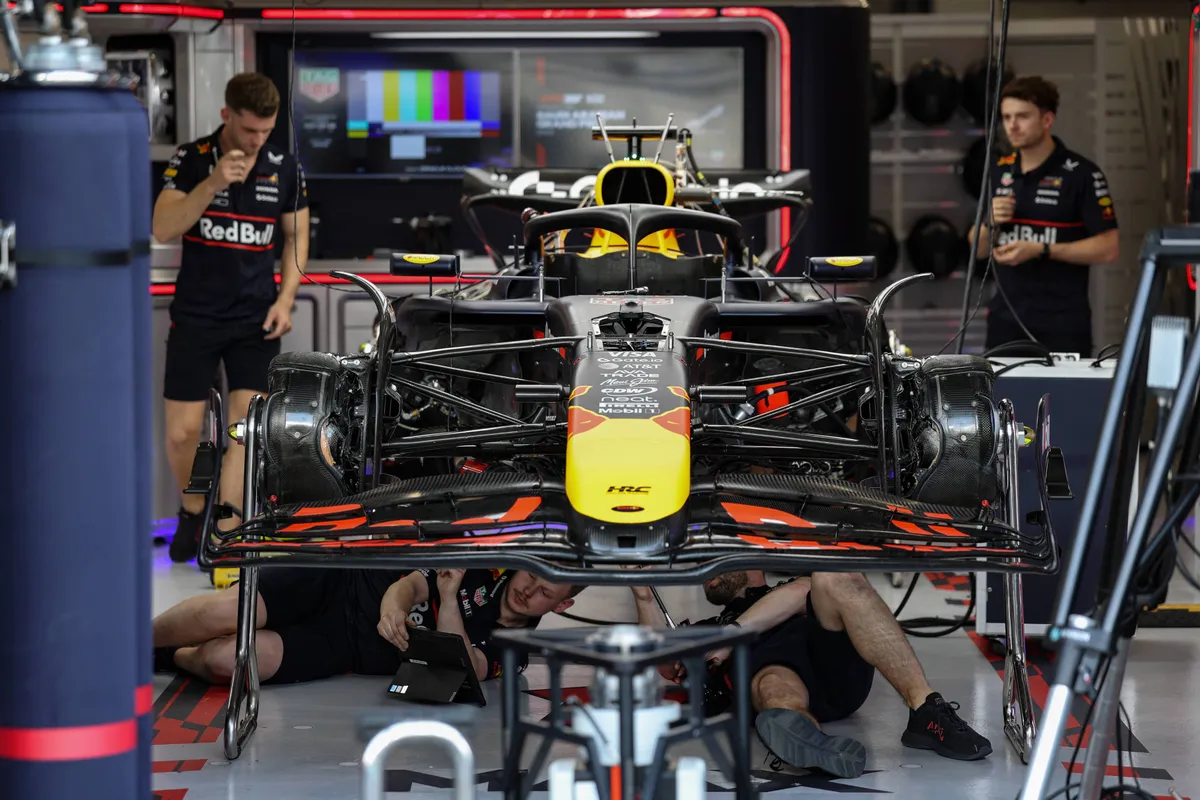 Red Bull-monteurs werken aan de auto van Max Verstappen in Saoedi-Arabië