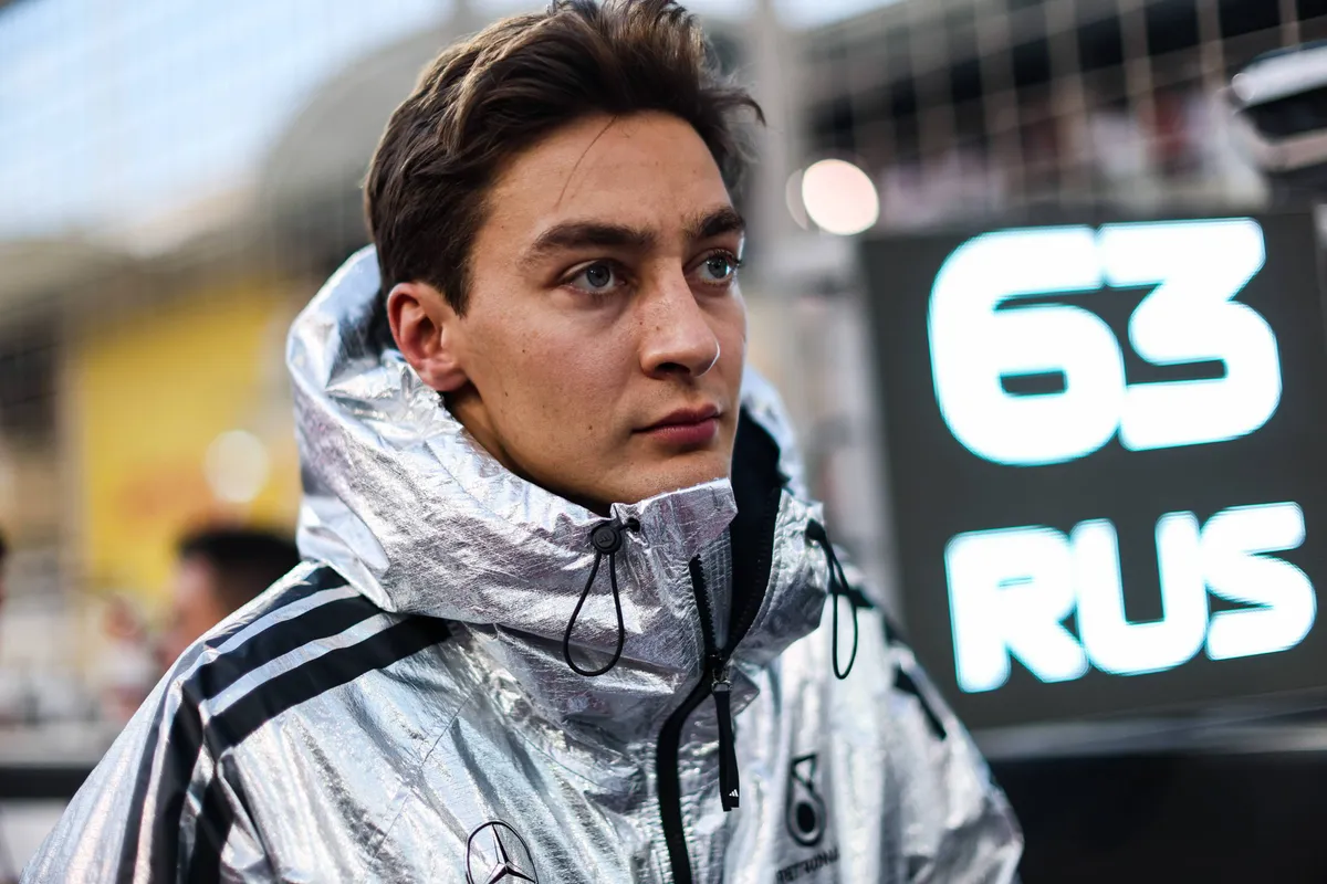 Mercedes-coureur George Russell op de grid in Bahrein