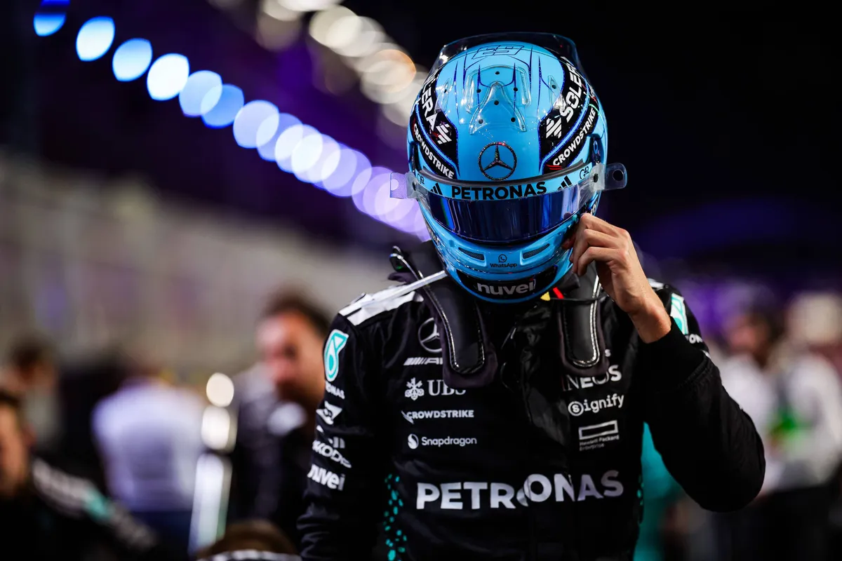 Mercedes-coureur Georger Russell op de grid in Jeddah