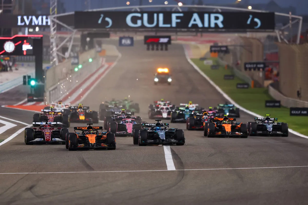 De start van de race in Bahrein