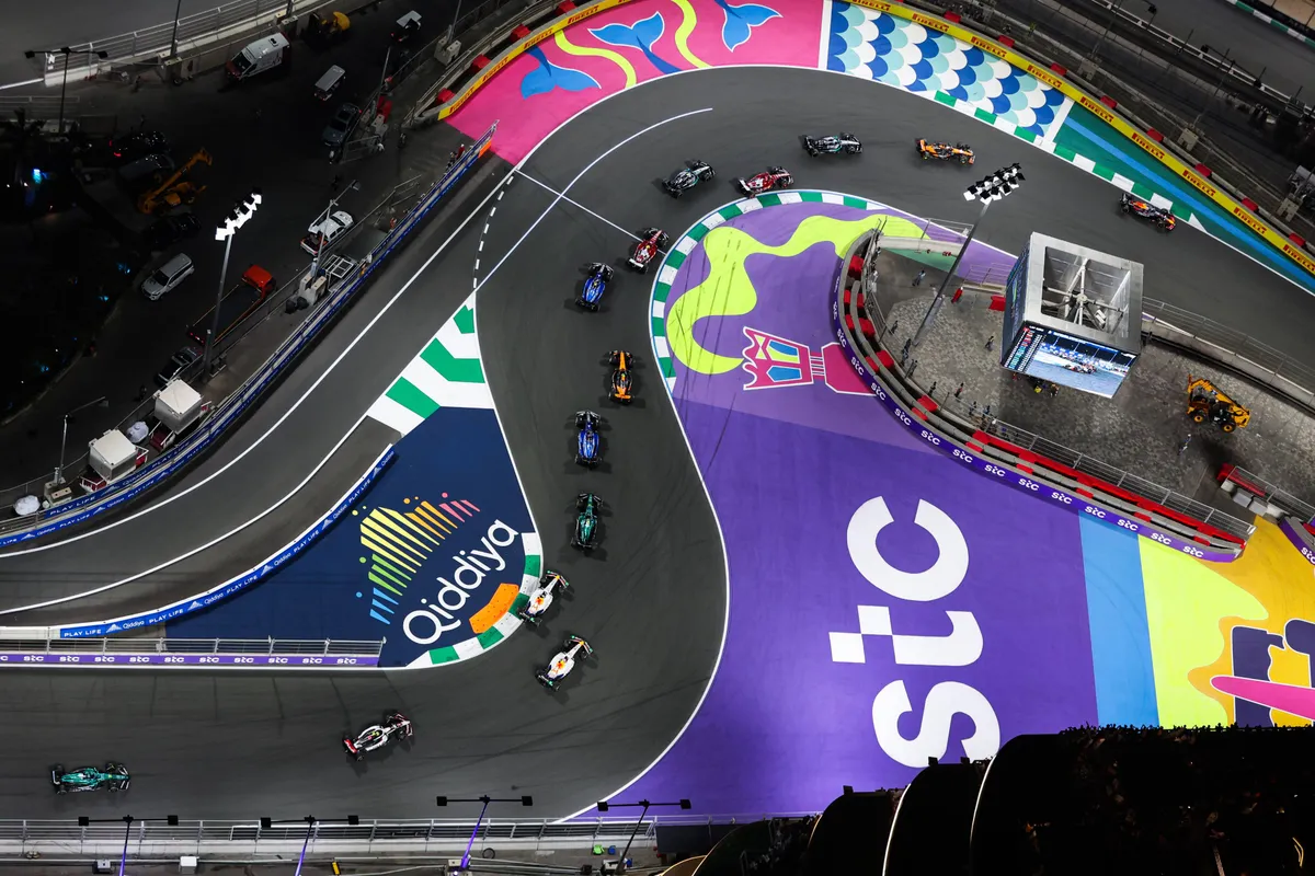 De start van de race in Jeddah, Saoedi-Arabië