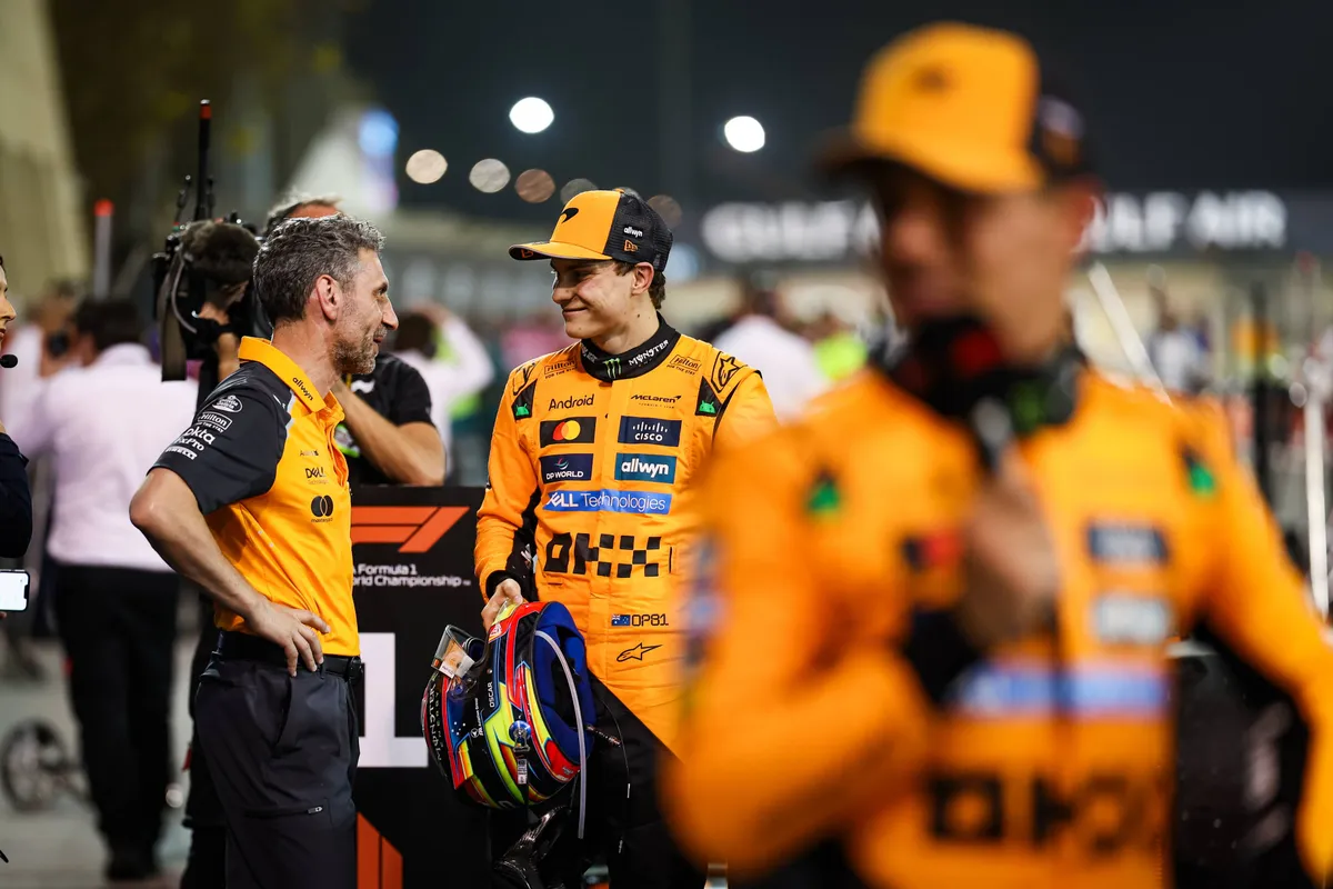 McLaren-teambaas Andrea Stella met Oscar Piastri en Lando Norris na de GP van Bahrein