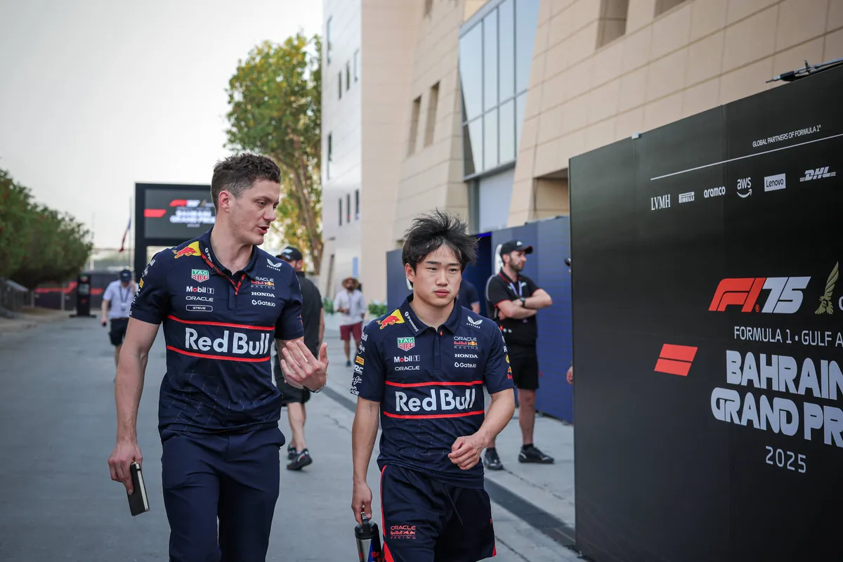 Yuki Tsunoda en personal trainer tijdens GP Bahrein